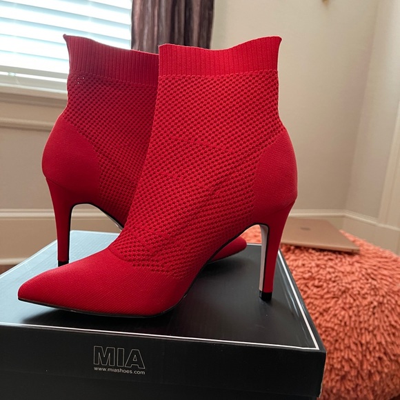 NIB ❤️ Red Glove Ankle Heel Boots- Booties 6.5 - Picture 7 of 9